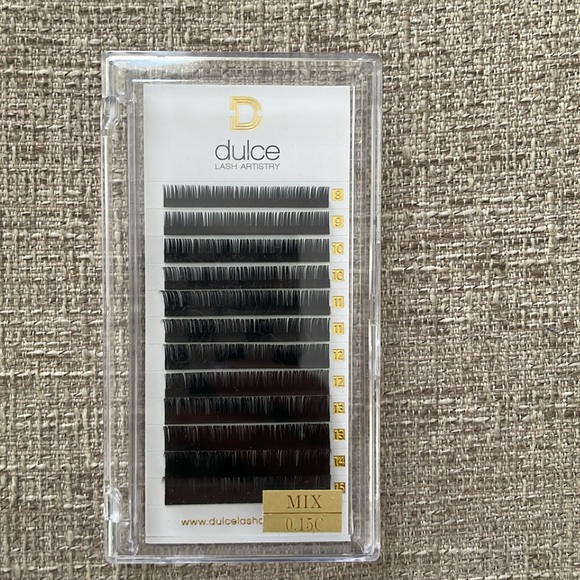 DULCE Lash Artistry, CLASSIC LASHES, .15 MIX LENGTH TRAY 8mm - 15mm, C & D curl - Picture 2 of 3